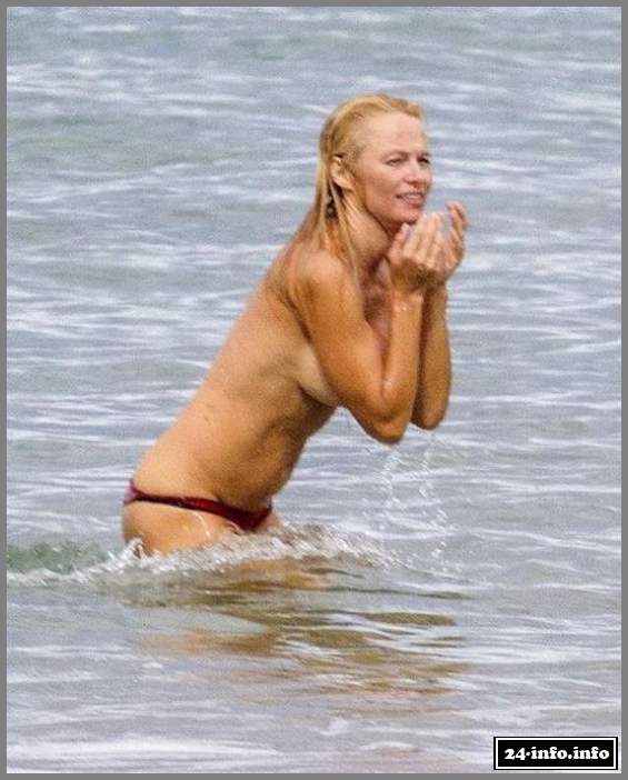 Памела Андерсон решила искупаться топлес