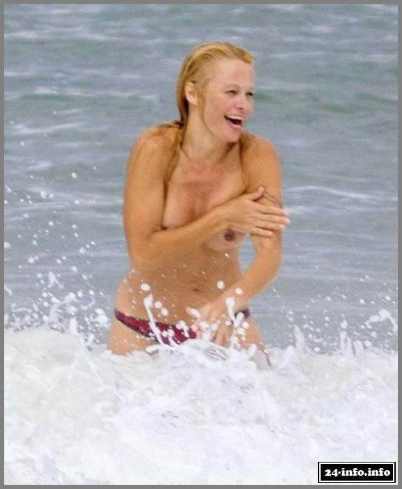 Памела Андерсон решила искупаться топлес