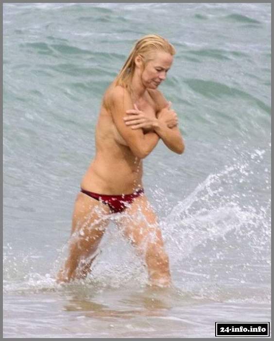 Памела Андерсон решила искупаться топлес