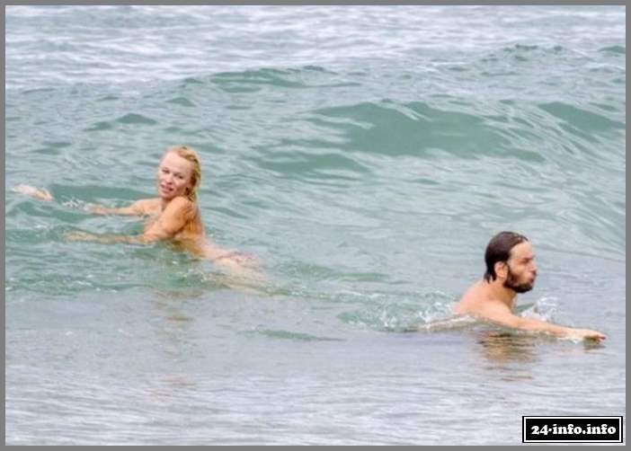 Памела Андерсон решила искупаться топлес