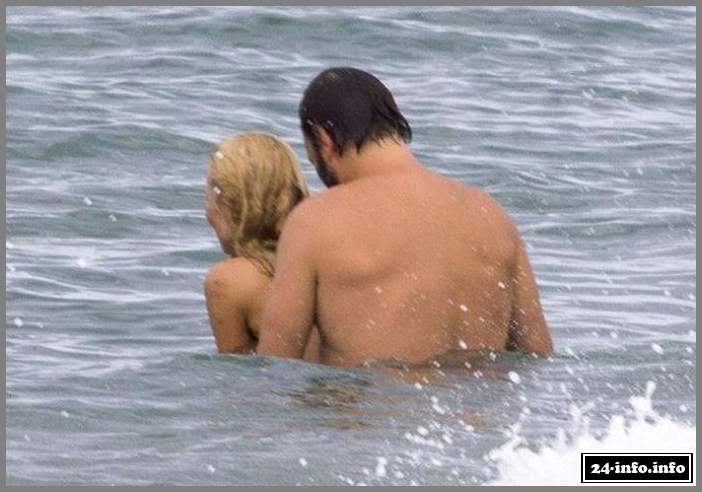 Памела Андерсон решила искупаться топлес