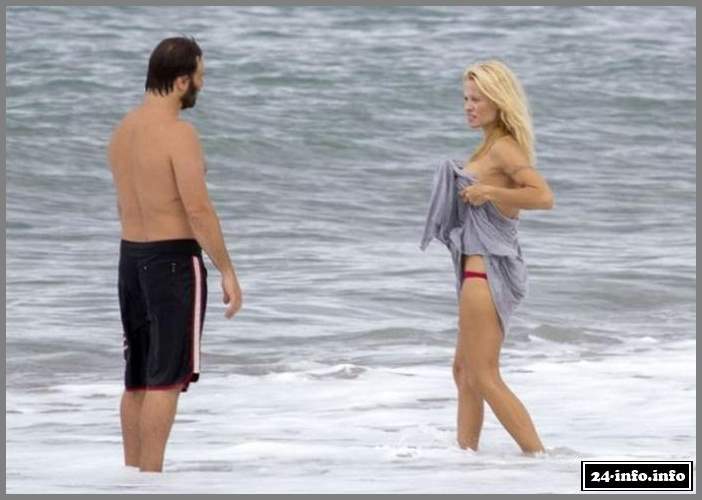 Памела Андерсон решила искупаться топлес