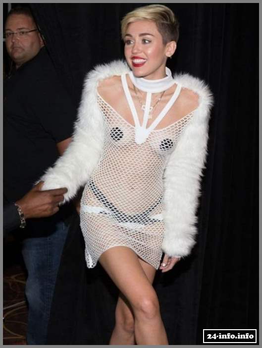 Майли Сайрус в откровенном платье