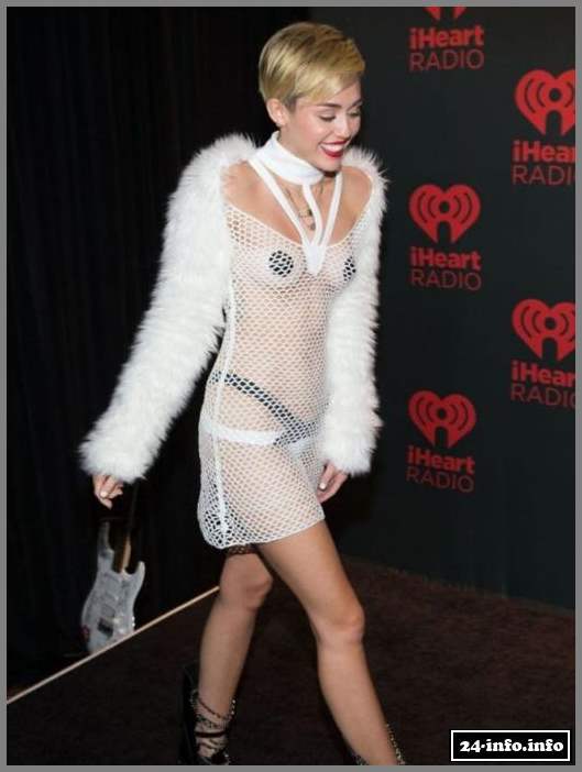 Майли Сайрус в откровенном платье