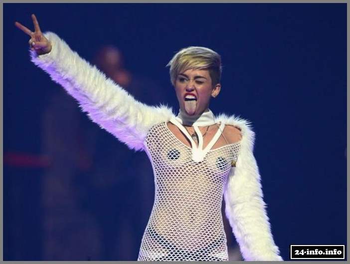 Майли Сайрус в откровенном платье