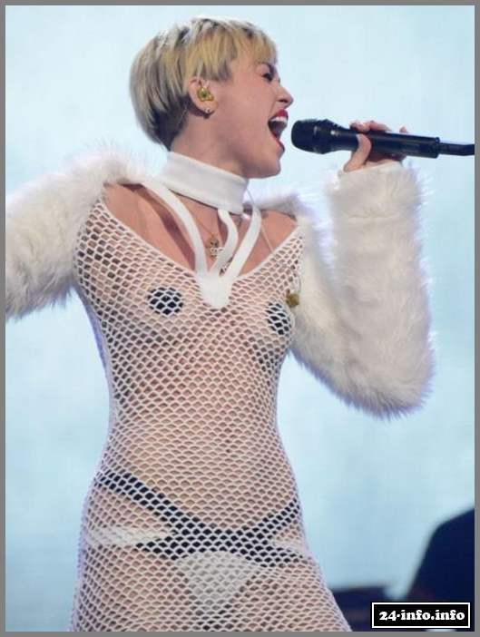 Майли Сайрус в откровенном платье