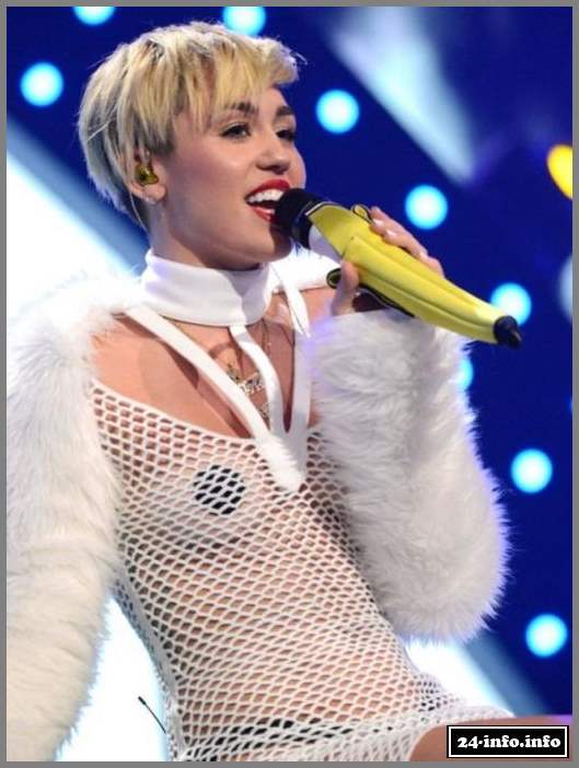 Майли Сайрус в откровенном платье