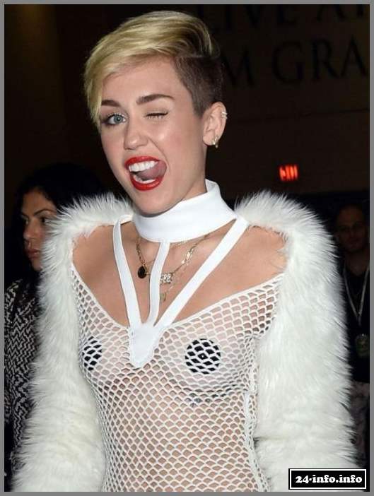 Майли Сайрус в откровенном платье