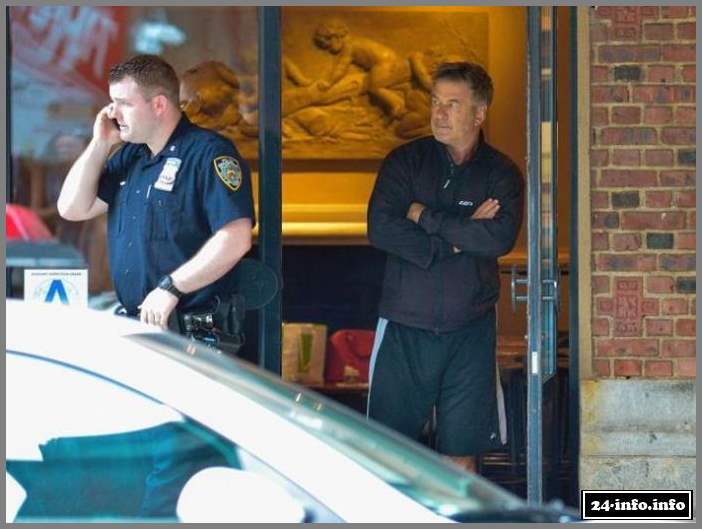 Алек Болдуин ненавидит папарацци