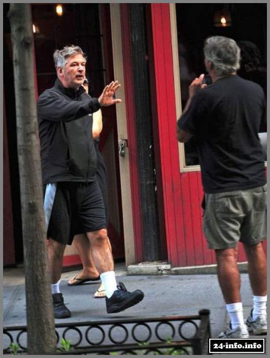 Алек Болдуин ненавидит папарацци