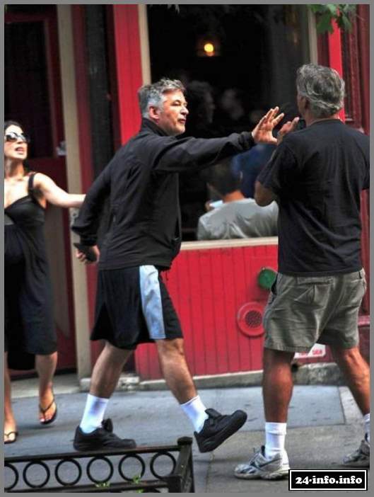 Алек Болдуин ненавидит папарацци