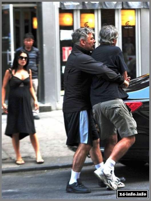 Алек Болдуин ненавидит папарацци