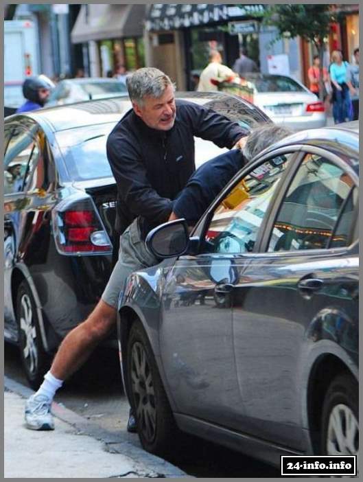 Алек Болдуин ненавидит папарацци