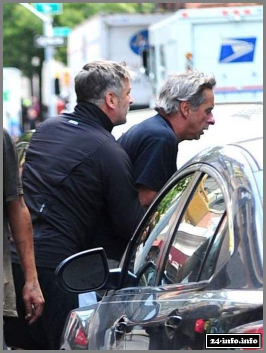 Алек Болдуин ненавидит папарацци