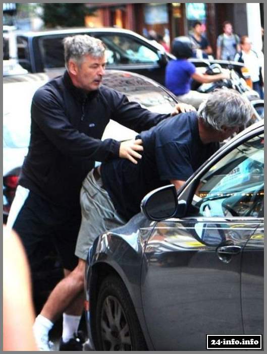 Алек Болдуин ненавидит папарацци