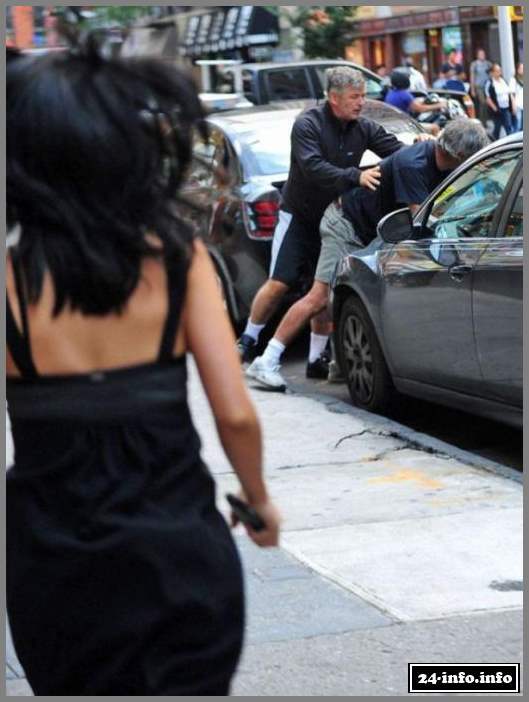 Алек Болдуин ненавидит папарацци