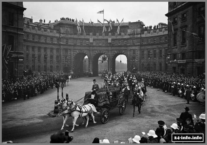 Бриллиантовая королева Англии (9 фотографий)