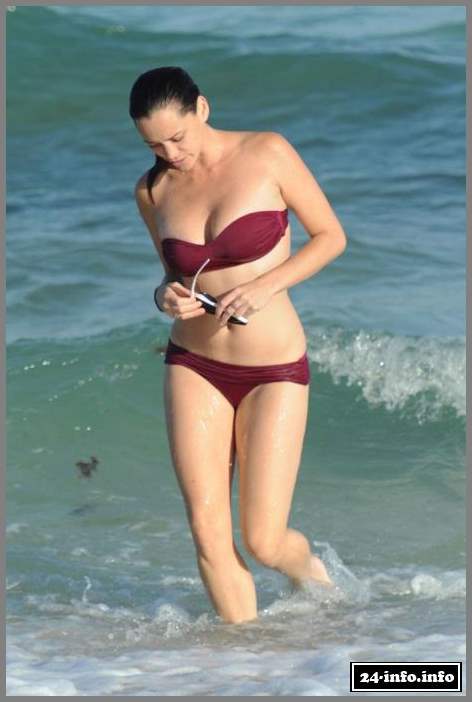 Джессика Сутта в бикини (8 Фото)