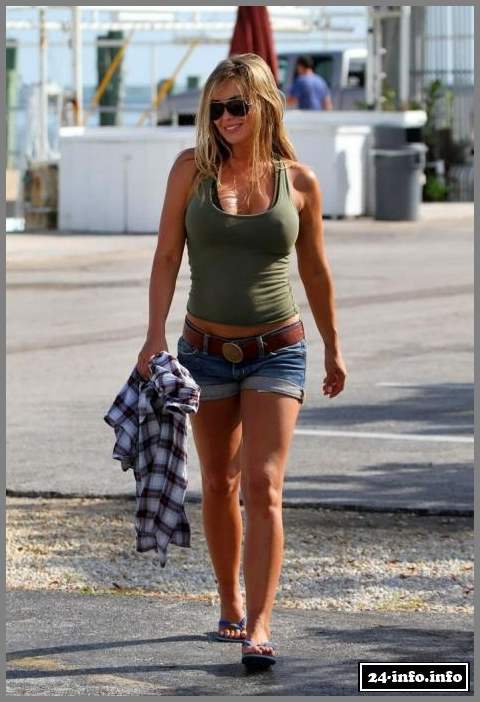 Кармен Электра в коротеньких шортах (10 Фото)