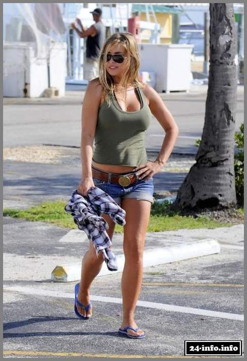 Кармен Электра в коротеньких шортах (10 Фото)
