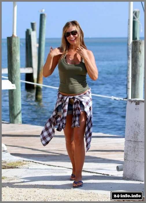 Кармен Электра в коротеньких шортах (10 Фото)