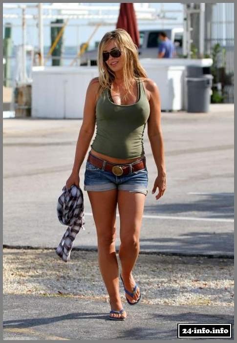 Кармен Электра в коротеньких шортах (10 Фото)