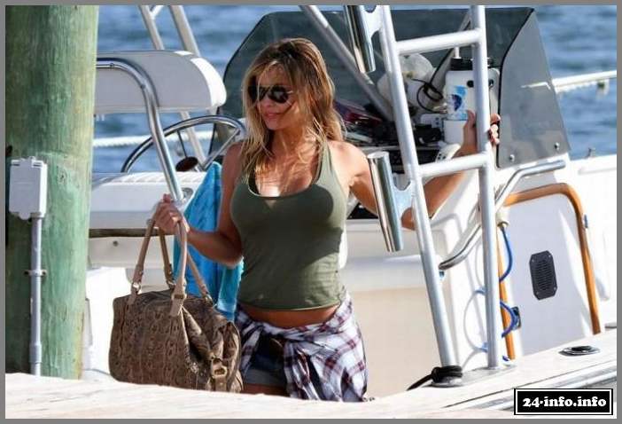 Кармен Электра в коротеньких шортах (10 Фото)