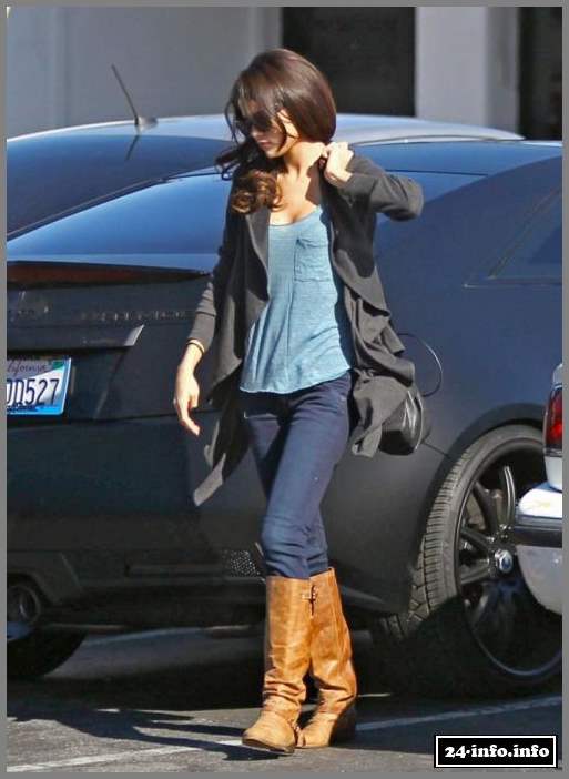 Селена Гомез гуляет (6 Фото)
