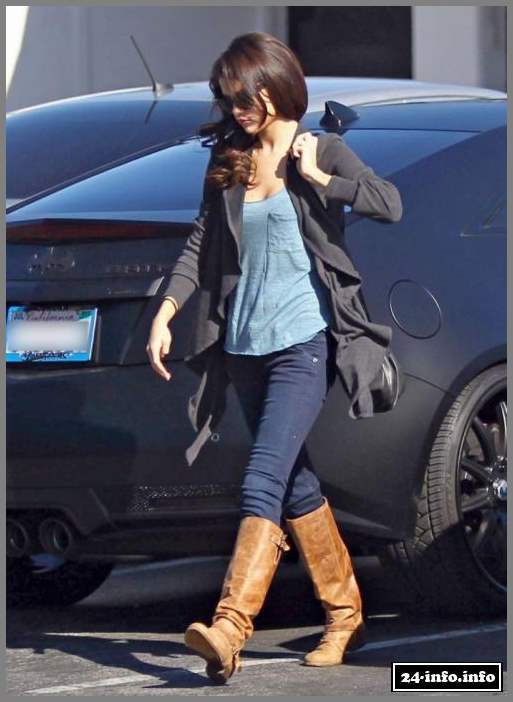 Селена Гомез гуляет (6 Фото)