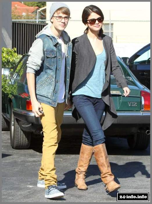 Селена Гомез гуляет (6 Фото)