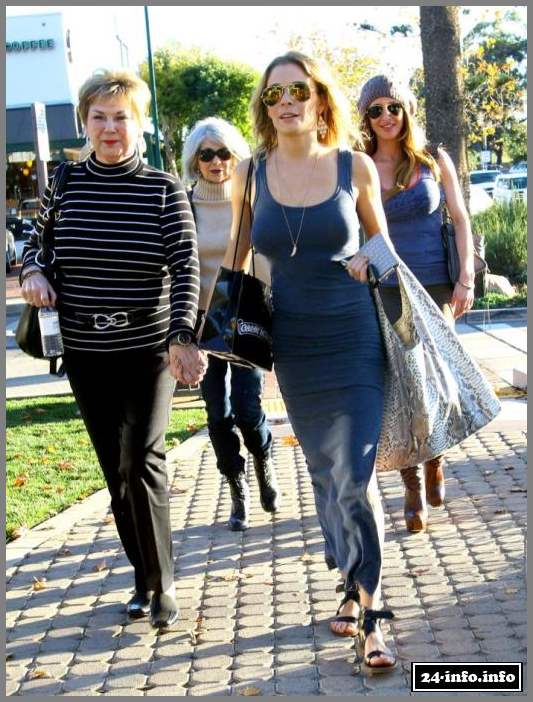 Лиэнн Раймс хвастает своей фальшивей грудью (8 Фото)