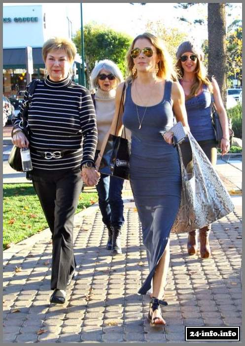 Лиэнн Раймс хвастает своей фальшивей грудью (8 Фото)