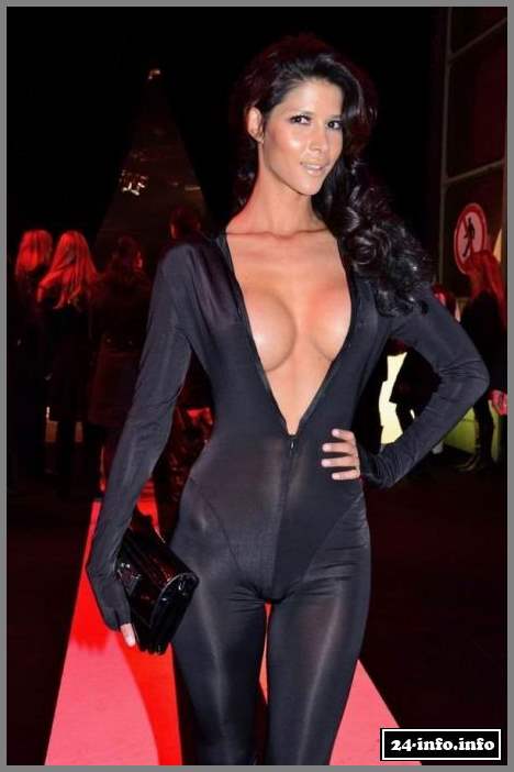 Классный наряд Микаэла Шафер (4 фотографии)