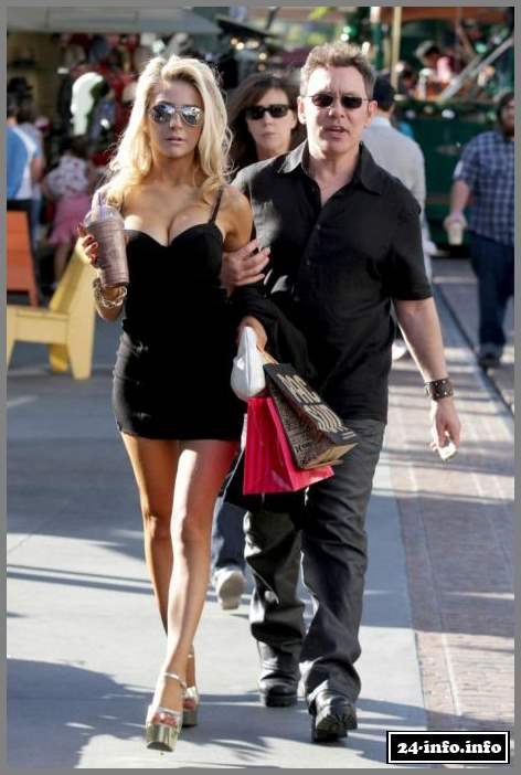 Кортни Стодден в маечке не по размеру (9 Фото)