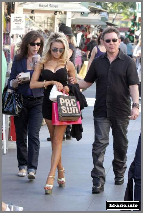 Кортни Стодден в маечке не по размеру (9 Фото)