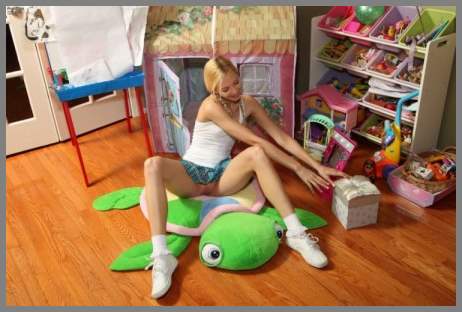 Вид снизу на женскую письку