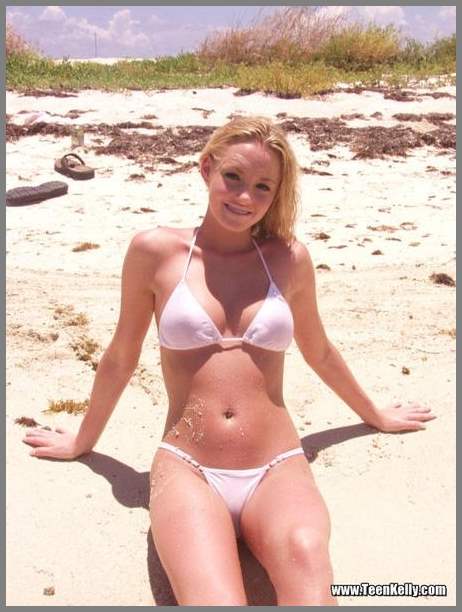 Блондинка на море в белом купальнике