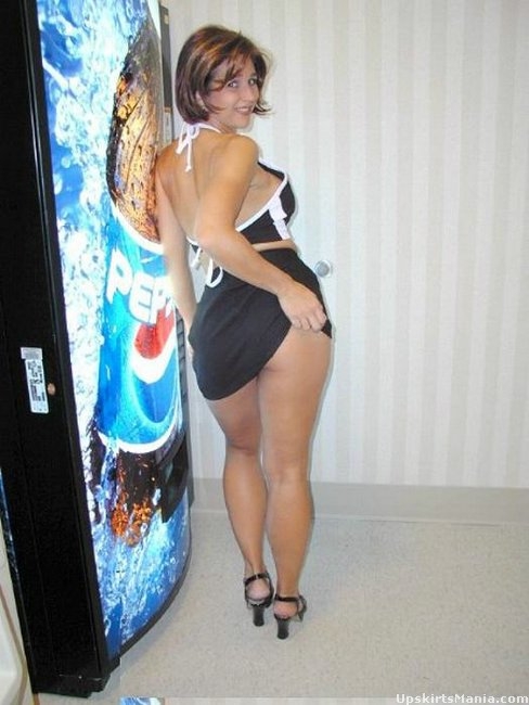 Показала лохматку под юбкой