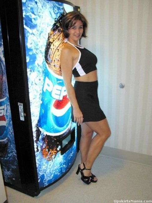 Показала лохматку под юбкой