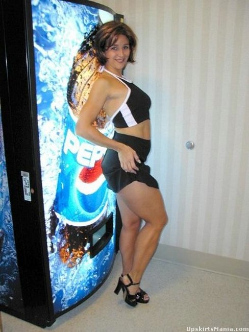 Показала лохматку под юбкой