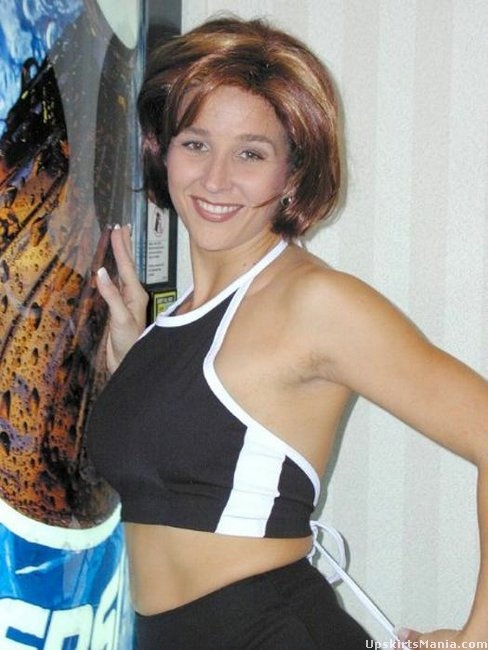 Показала лохматку под юбкой