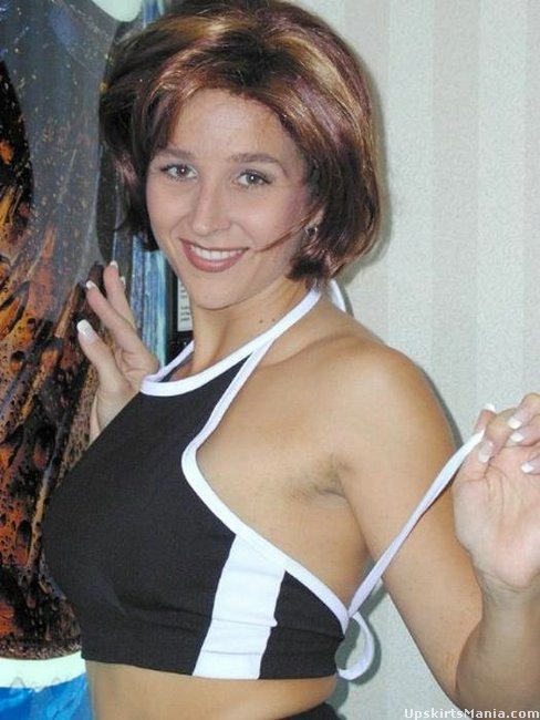 Показала лохматку под юбкой