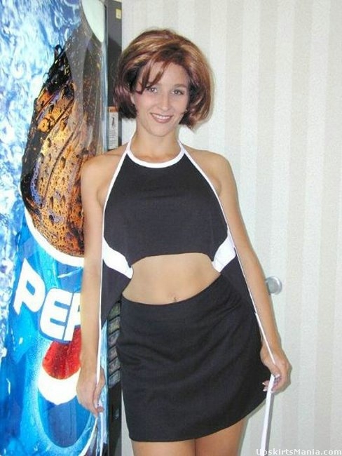 Показала лохматку под юбкой