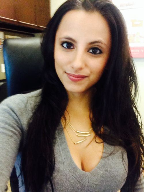 Симпатичные девушки фотографируют себя на рабочем месте