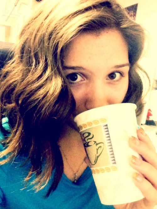 Симпатичные девушки фотографируют себя на рабочем месте