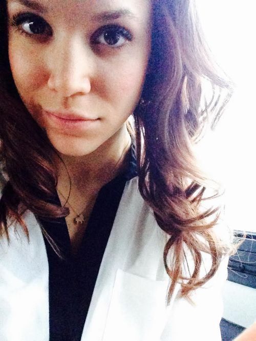 Симпатичные девушки фотографируют себя на рабочем месте