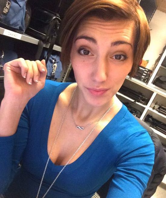 Симпатичные девушки фотографируют себя на рабочем месте