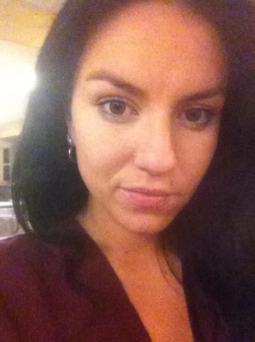 Симпатичные девушки фотографируют себя на рабочем месте