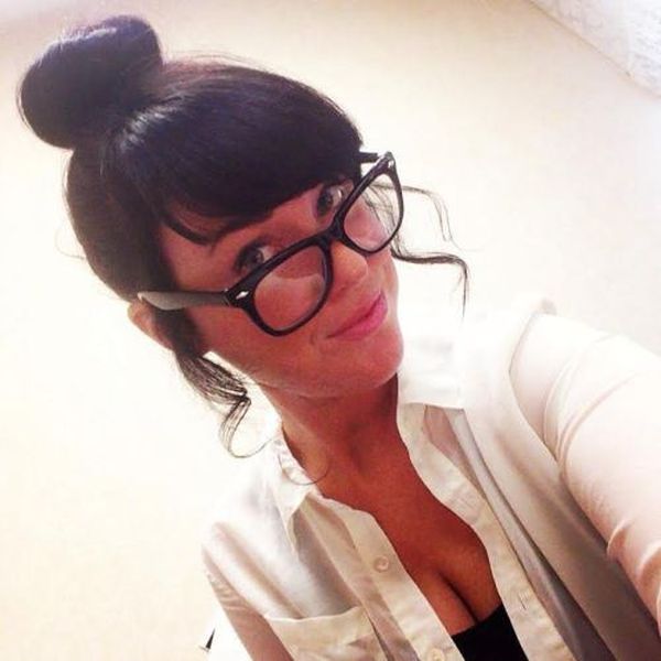 Симпатичные девушки фотографируют себя на рабочем месте