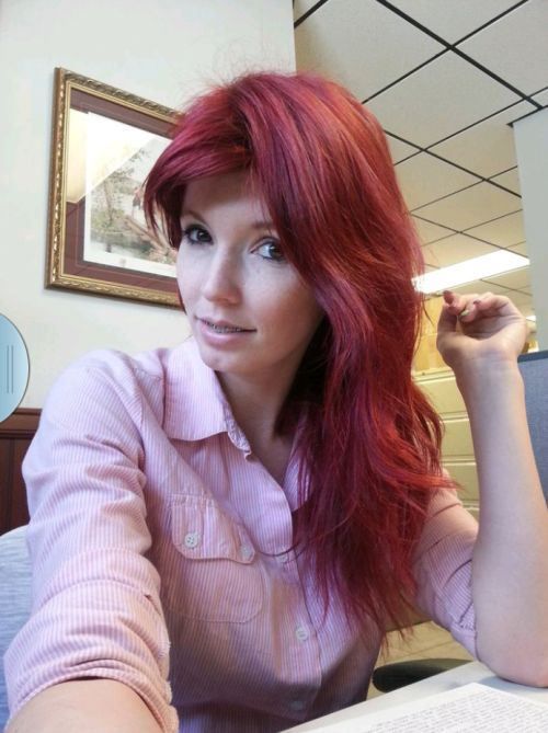 Симпатичные девушки фотографируют себя на рабочем месте